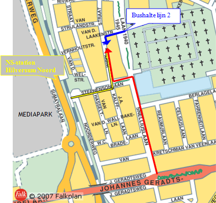 Overzichtsplattegrond met trein, bus en auto.